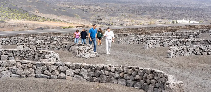 Visita de Oswaldo Betancort en el programa de Recuperación Finca Bodegas La Geria.