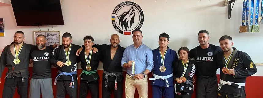 Deportistas ganadores junto al concejal de Deportes de Yaiza