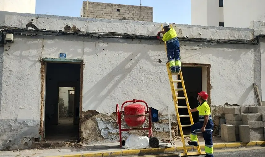Operarios del Servicio de Alumbrado del Ayuntamiento de Arrecife desconectan el 'enganche de los okupas para robar electricidad del alumbrado público. Material para el cerramiento de la casa