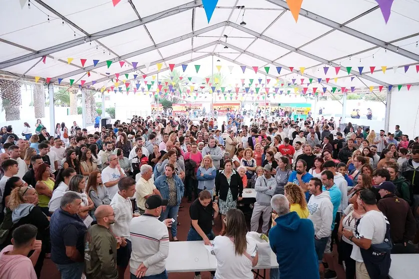 Imagen de los vecinos acudiendo a las fiestas de San Bartolomé.