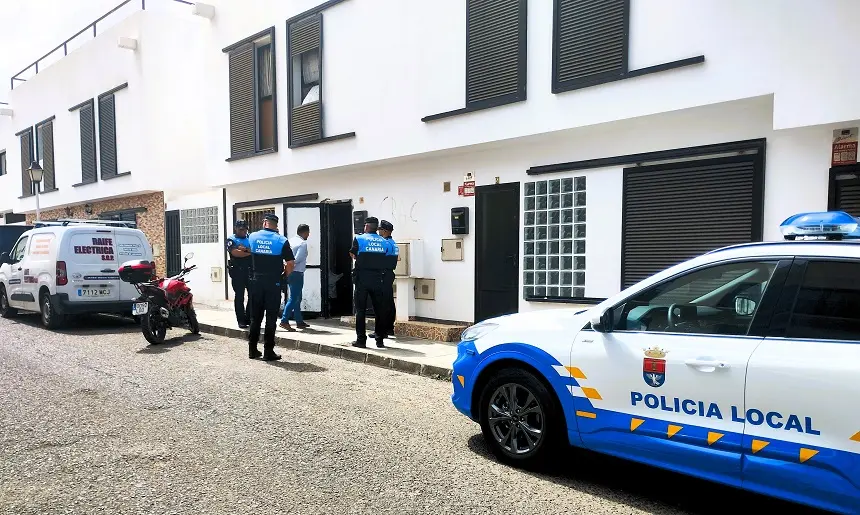 Dispositivo de la Policía Local de Arrecife ayer en Argana Alya. La mediación del alcalde y los agentes lograron que los okupas abandonaran este inmueble. El alcalde estuvo presente 