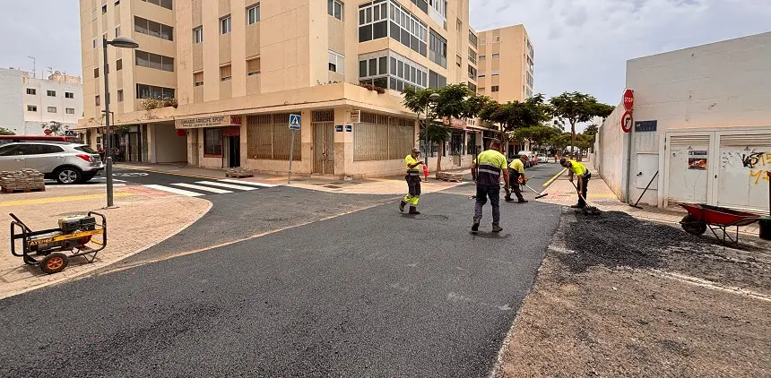 La Concejalía de Obras Públicas de Arrecife reasfalta la calle Guenia, donde se localiza el colegio Antonio Zerolo, dentro de las mejoras en el barrio de Las Salinas 