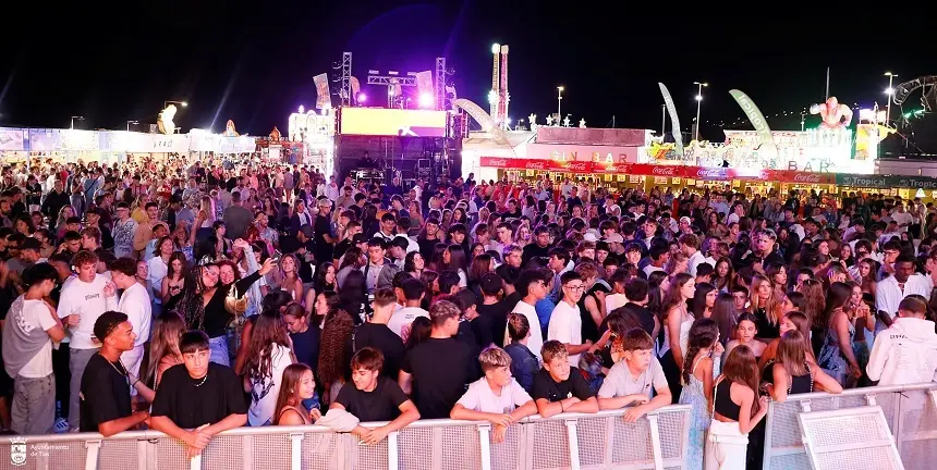 Jóvenes durante la celebración de la verbena por las fiestas del Carmen.