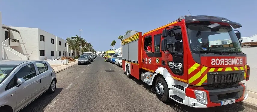 Imagen de los bomberos en Puerto del Carmen durante la actuación.