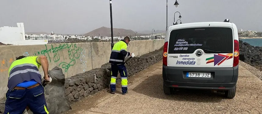 Operarios trabajando en Costa Teguise.