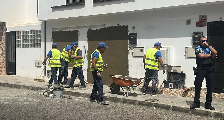 Operarios del Ayuntamiento de Arrecife tapian la casa conflictiva en el barrio de Argana. La Policía Local ha escoltado el inmueble durante 72 horas