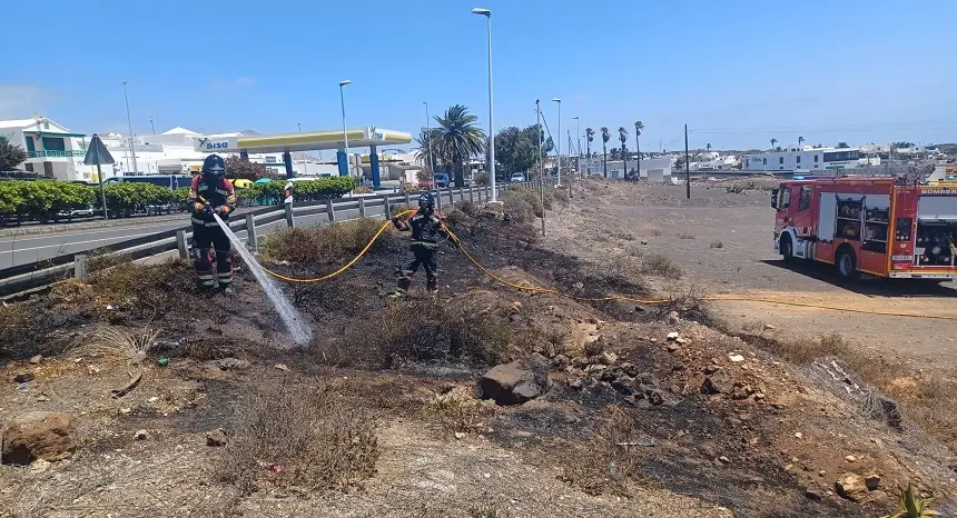 Bomberos del Consorcio de Seguridad y Emergencias sofocando el fuego.