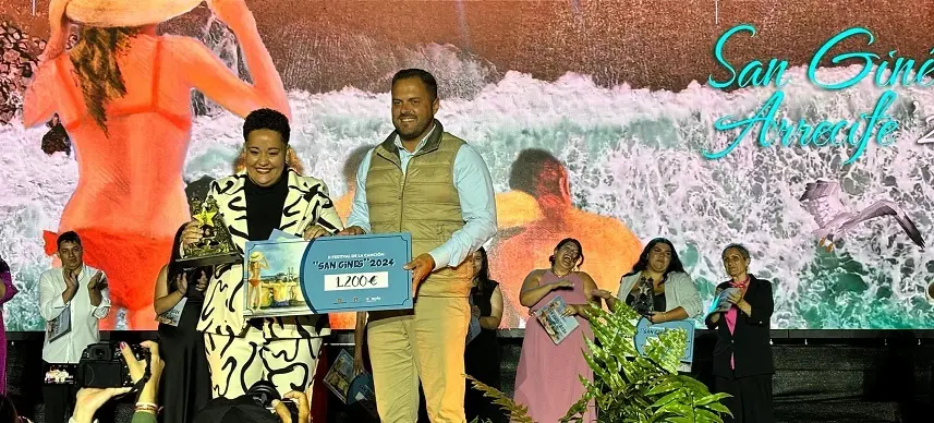 Inma Sepúlveda ganadora  del Festival, recibe el premio en manos del alcalde Yonathan de León