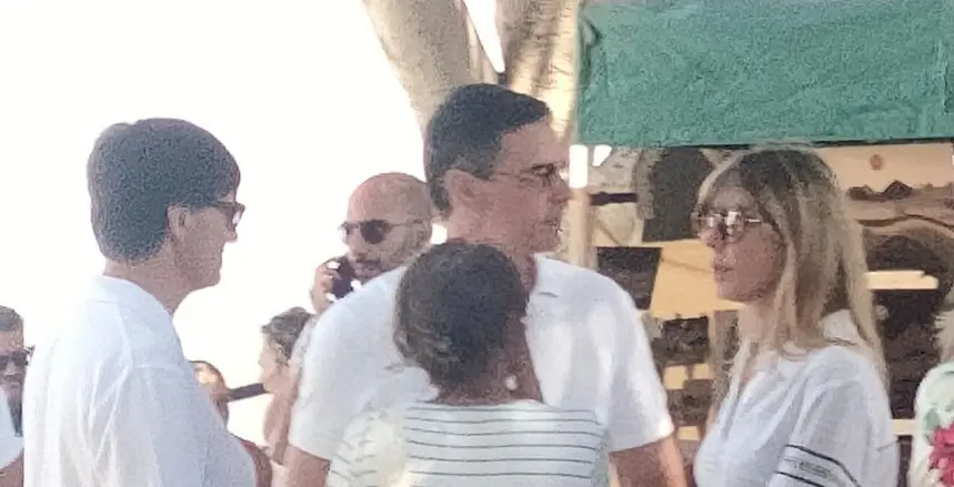 Pedro Sánchez, Begoña Gómez y Salvador Illa en el mercadillo de Haría.