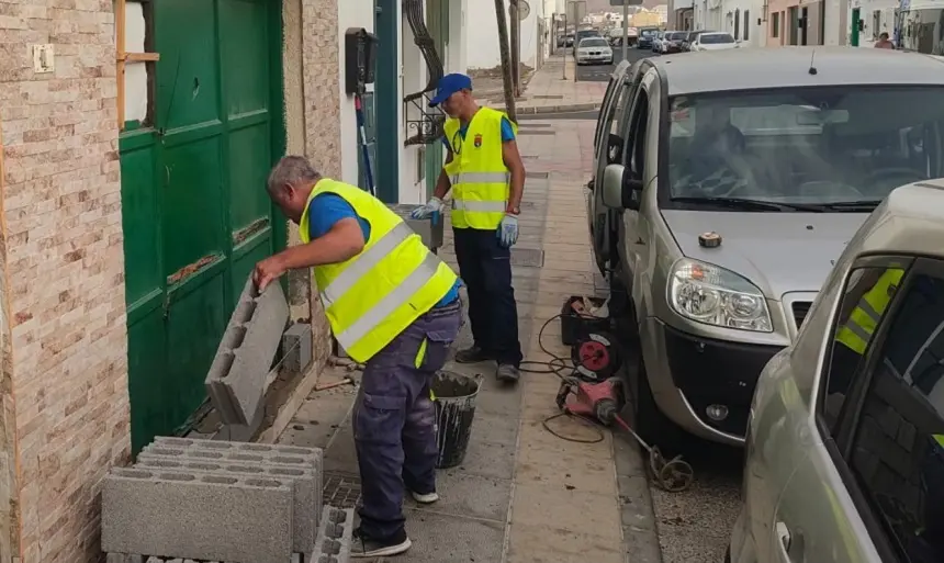 Operarios del Ayuntamiento de Arrecife tapiando el inmueble utilizado como fumadero en el barrio de Maneje. La propiedad autorizó su cerramiento en bloque