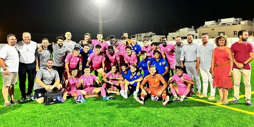 Las autoridades de Arrecife y Cabildo en la entrega de trofeos del Torneo de Fútbol San Ginés