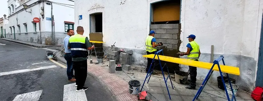 Tercer inmueble tapiado en Arrecife que era utilizado como ' fumadero de drogas'. El alcalde Yonathan de León visitó esta mañana la zona