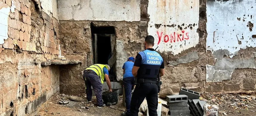 Operarios del Ayuntamiento de Arrecife tapian los accesos a este inmueble de la zona de Las Rapaduras utilizado como fumadero. Con presencia policial