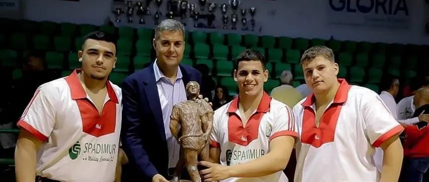 Kiko Aparicio junto a componentes del Unión Sur Tías.