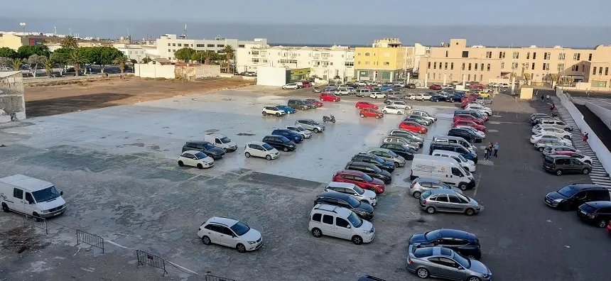 Arrecife habilita dos grandes zonas de estacionamiento para las Fiestas de San Ginés. Junto a este aparcamiento hay una parada de la Línea 3, que amplía su horario hasta la 1 de la noche 