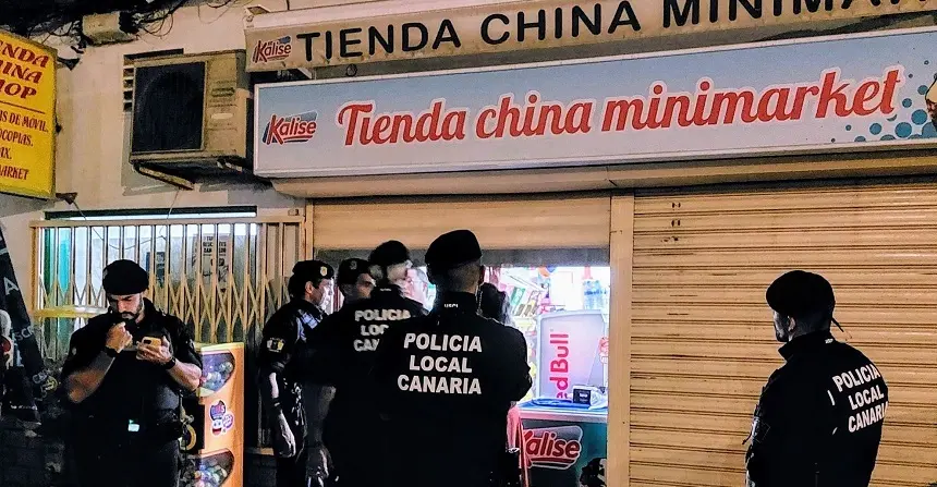 Inspección de la Policía Local de Arrecife a los locales para controlar la venta de alcohol. Este local ha sido propuesto para sanción