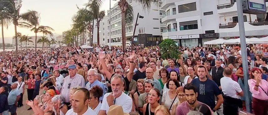 Imagen de la gran cantidad de asistentes a los actos por la Fiestas de San Ginés, que los contemplan desde el nuevo paseo peatonal junto a la playa de El Reducto