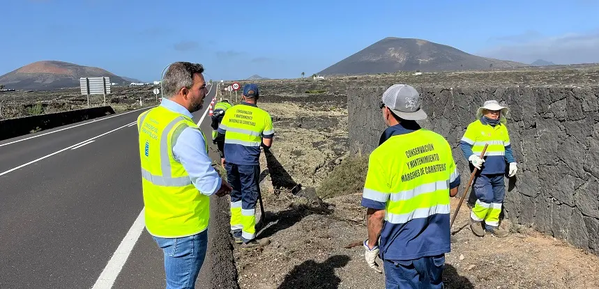 El vicepresidente junto a los trabajadores de los márgenes de carreteras