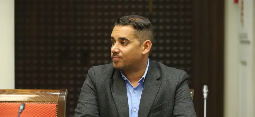 Yone Caraballo en el Parlamento de Canarias.