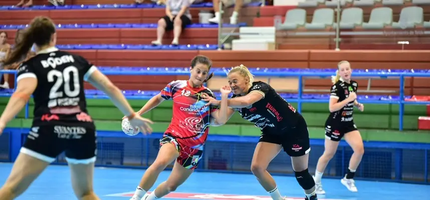 Jugadora del Zonzamas intentando superar a la defensa rival. Imagen cedida por el BM Remudas.