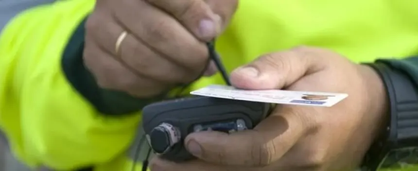 Imagen de archivo de un guardia civil realizando un control de alcoholemia. 