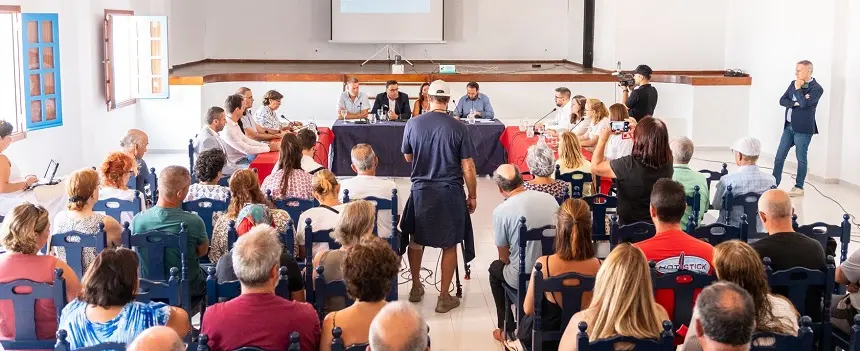 Imagen de la reunión con los vecinos de La Graciosa.