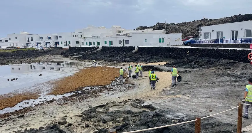 Actuación del equipo de limpieza del litoral en Órzola.