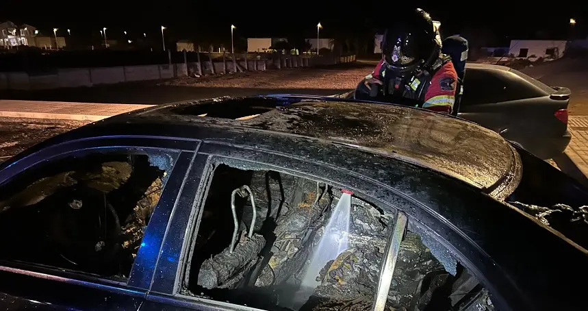Imagen de un bombero apagando el incendio en el vehículo.