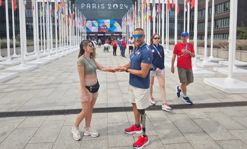 Lionel Morales en el momento de la pedida de mano en París.