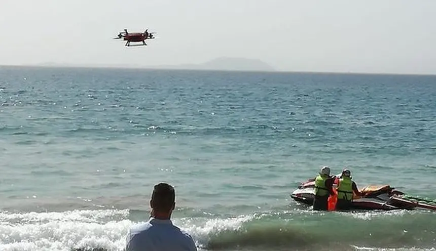Imagen de una persona desaparecida en el mar utilizando drones