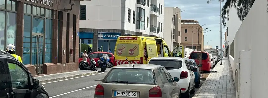 Imagen de la ambulancia del SUC y la Policía Local.