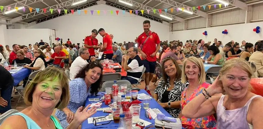 Imagen de la celebración de la gente durante la presentación del equipo