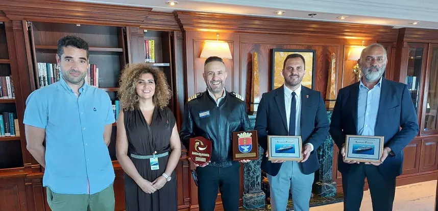 El alcalde de Arrecife junto a la concejala de Turismo, en una reciente recepción a un crucero que hizo escala en Lanzarote , único puerto de Canarias donde arribó 