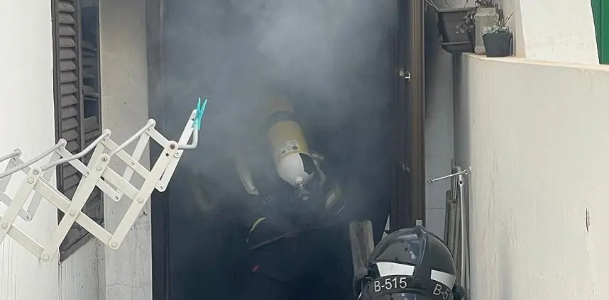 Imagen de los bomberos durante la actuación.
