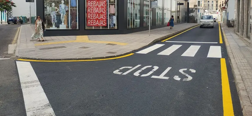 La Concejalía de Obras Públicas del Ayuntamiento de Arrecife ha culminado el reasfaltado de varias calles en el entorno de las Cuatro Esquinas. Mejoras en la calle Cienfuegos