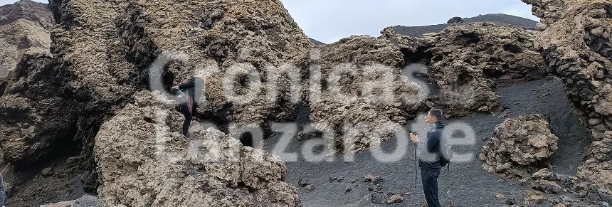 Imagen de la mujer turista subida a una piedra para realizar la fotorgrafía en un espacio protegido. (1)