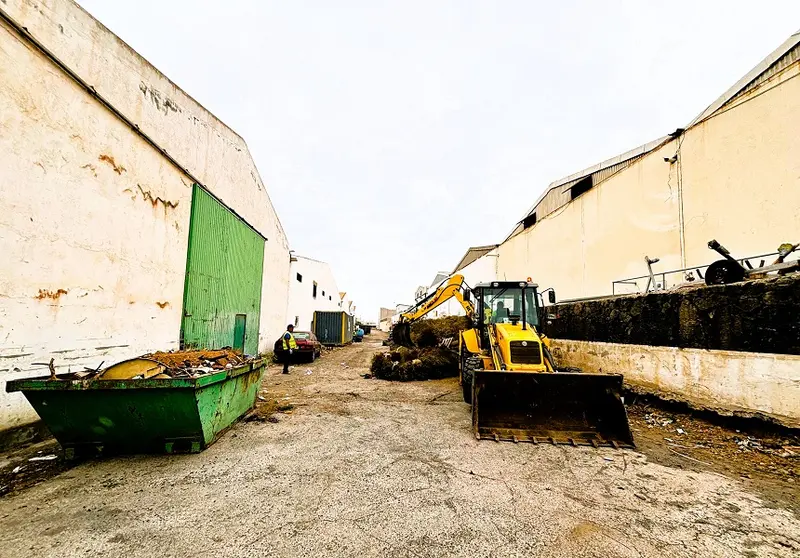 Operarios de la Concejalía de Vías y Obras, y de la Concejalía de Limpieza, y maquinaria del del Ayuntamiento de Arrecife,adecentando el camino en la zona industrial de Los Mármoles 