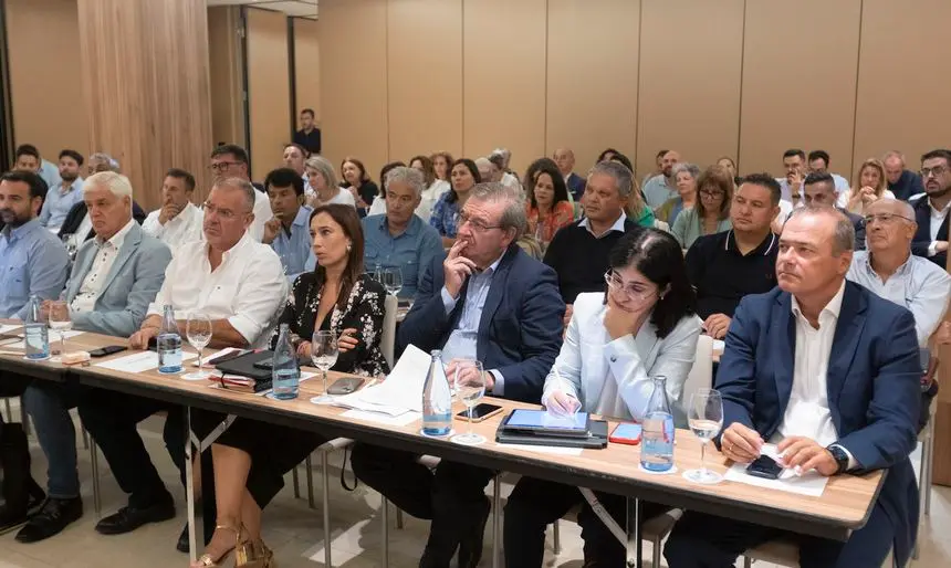 Imagen de los asistentes al encuentro con el líder del PSOE en Canarias.