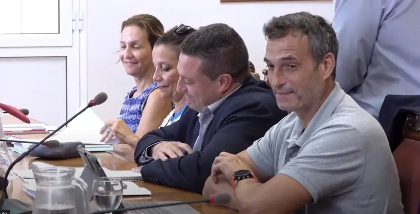 El alcalde de Haría junto al alcalde de Yaiza durante el desarrollo de la asamblea del Consorcio del Agua de este miércoles. 