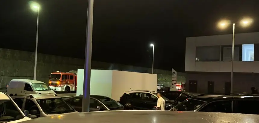 Imagen del momento de la llegada de los bomberos.