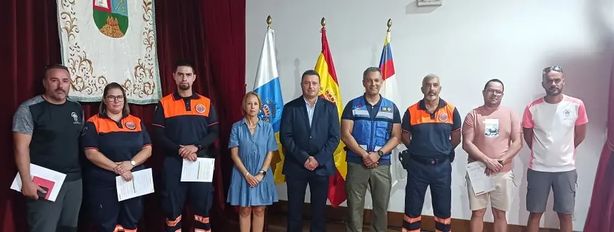 Grupo de beneficiarios con el alcalde  de Yaiza