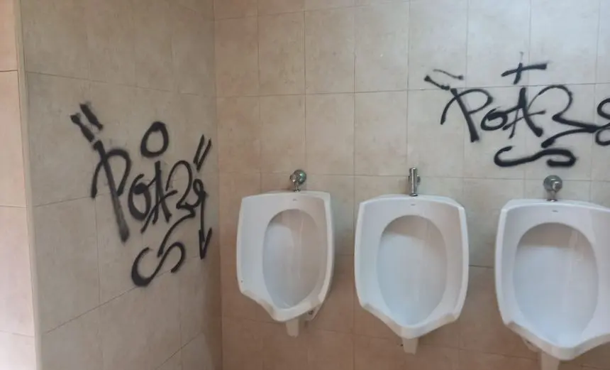 Imagen de alguna de las pintadas que han aparecido en los baños públicos