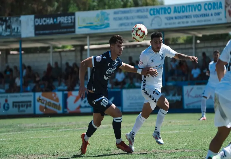 Imagen de la disputa de un balón entre un jugador del Coria y del Yaiza este domingo