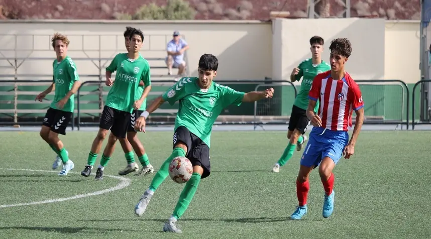 Jugador del Unión Sur Yaiza juvenil despejando el balón.