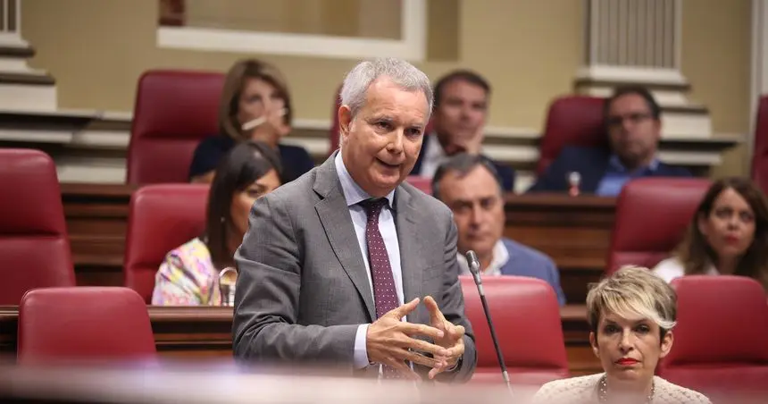 Sebastián Franquis durante su intervención en el Parlamento.