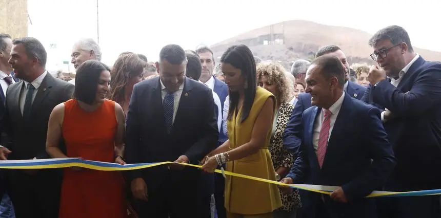 Momento en el que corta la cinta el presidente del Cabildo