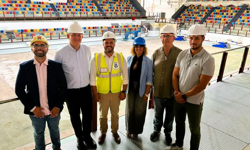 Los integrantes del Gobierno de Arrecife con los responsables de la obra y los representantes vecinales este martes dentro del Pabellón.