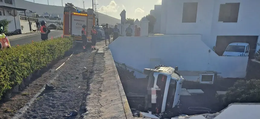 Imagen de los bomberos junto al vehículo.