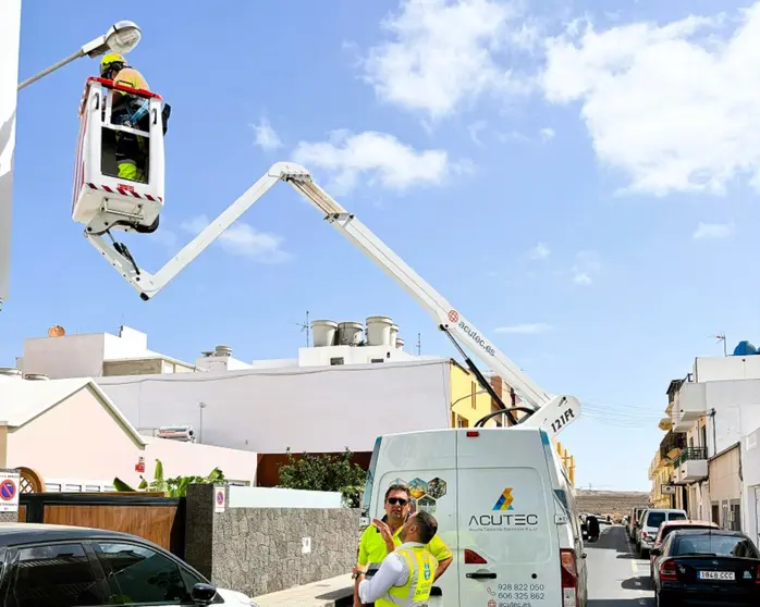 El alcalde de Arrecife, Yonathan de León, visita los trabajos de la nueva instalación led en las calles de Argana Alta 
