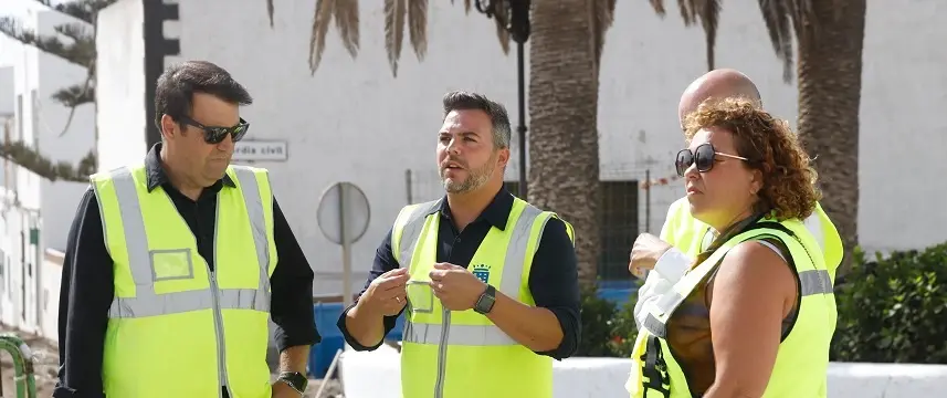 Antonio Rocío junto a Jacob9o Medina en una visita del consejero de Obras Públicas a San Bartolomé.